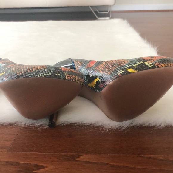 BCBG Pumps - Picture 6 of 8